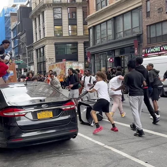 Thousands overwhelm New York's Union Square for streamer giveaway, tossing chairs and pounding cars